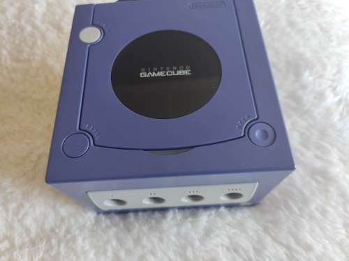 GameCube Nintendo DE 11990162 with cables, controller and memory card