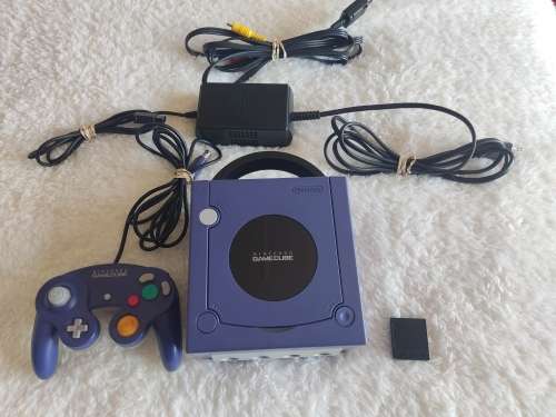 GameCube Nintendo DE 11990162 with cables, controller and memory card