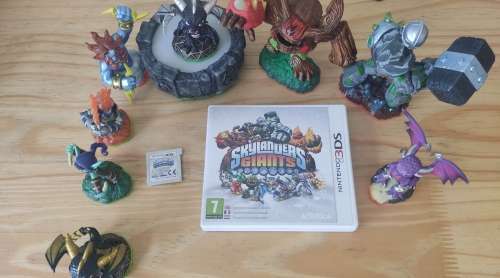 Skylanders Nintendo 3ds eur region games portal and figurines