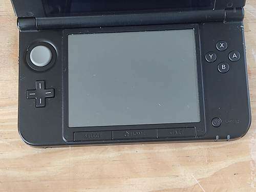 Nintendo 3DS XL + Original Charger + Memory Card