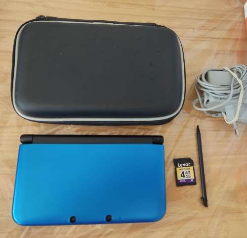 Nintendo 3DS XL + Original Charger + Memory Card