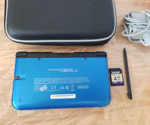 Nintendo 3DS XL + Original Charger + Memory Card