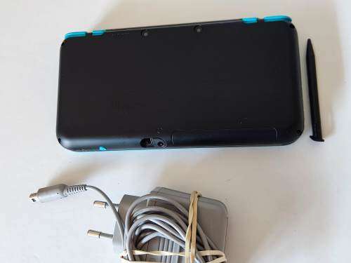 "New" Nintendo 2ds xl +charger and stylus