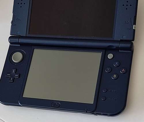 `New` Nintendo 3ds XL console +charger