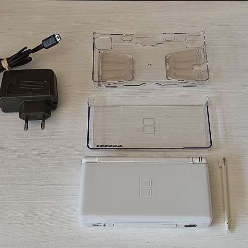 Nintendo Ds lite, charger +stylus included