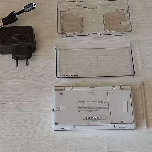 Nintendo Ds lite, charger +stylus included