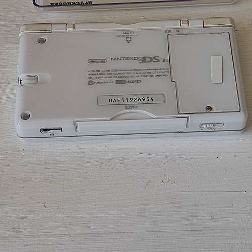 Nintendo Ds lite, charger +stylus included