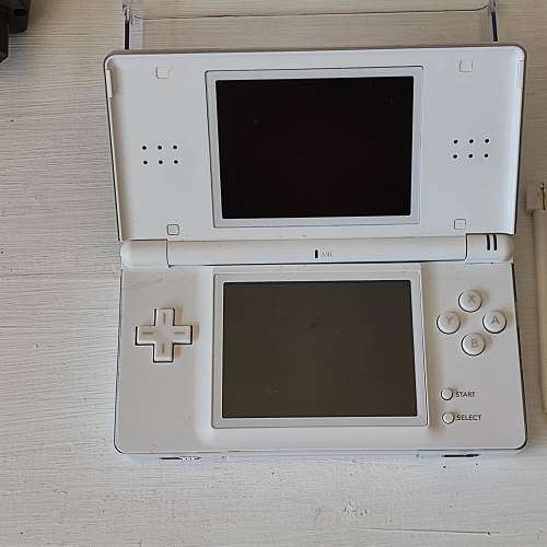 Nintendo Ds lite, charger +stylus included