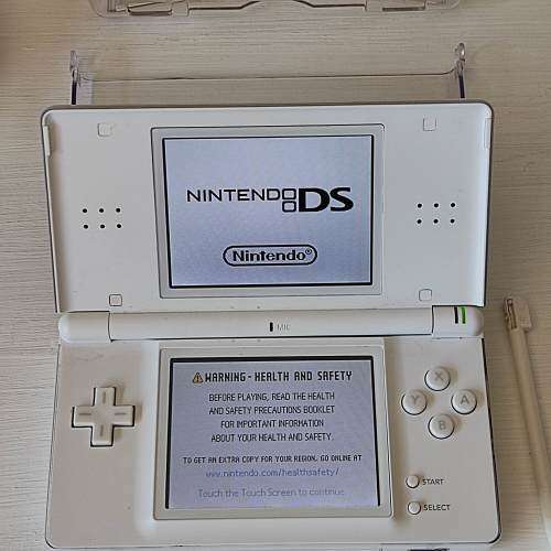Nintendo Ds lite, charger +stylus included