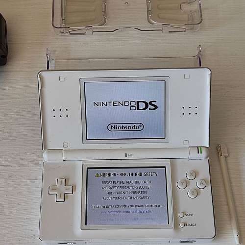 Nintendo Ds lite, charger +stylus included