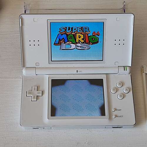 Nintendo Ds lite, charger +stylus included