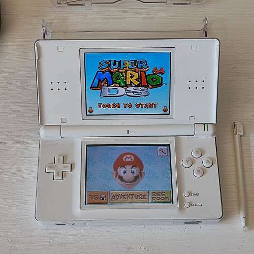Nintendo Ds lite, charger +stylus included