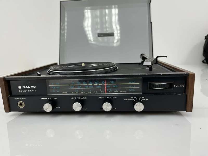 Vintage SANYO Solid State ( Amp / Radio / Turntable ) Combo