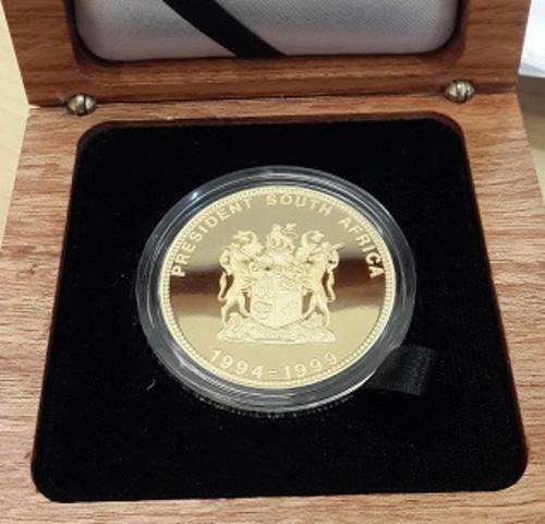 ***PRESIDENT OF SOUTH AFRICA -NELSON MANDELA SIGNED MEDALLION+WOODEN PRINTED BOX ****