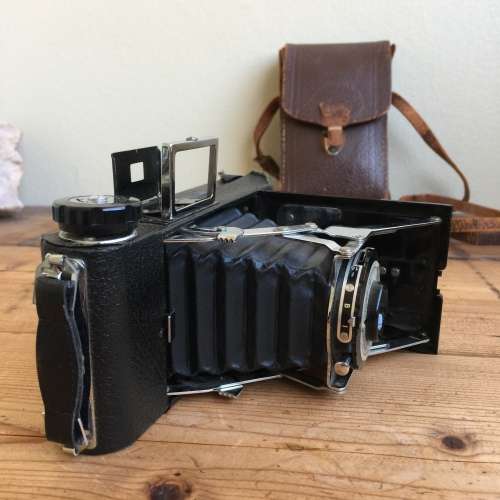 Kershaw Eight-20 King Penguin folding 120mm film camera with case