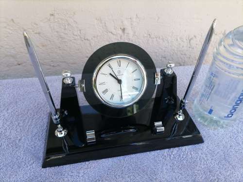 DESK PEN HOLDER AND CLOCK MADE FROM RESIN 2 PENS INCLUDED - AS NEW - 27CM X 11CM - AMAZING