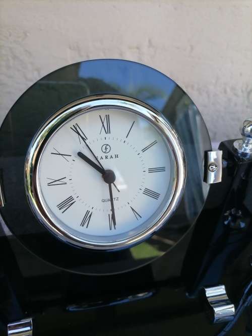 DESK PEN HOLDER AND CLOCK MADE FROM RESIN 2 PENS INCLUDED - AS NEW - 27CM X 11CM - AMAZING