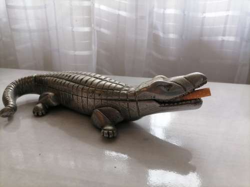 VINTAGE CAST METAL CONFINED CIGARETTE HOLDER AMAZING