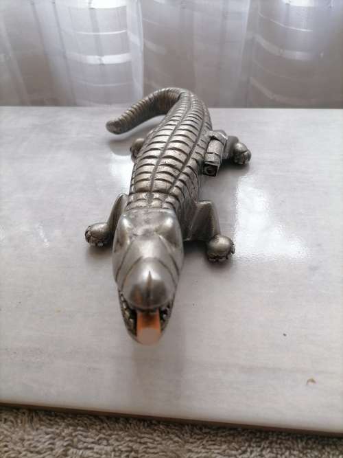 VINTAGE CAST METAL CONFINED CIGARETTE HOLDER AMAZING