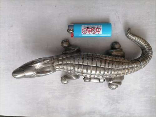 VINTAGE CAST METAL CONFINED CIGARETTE HOLDER AMAZING