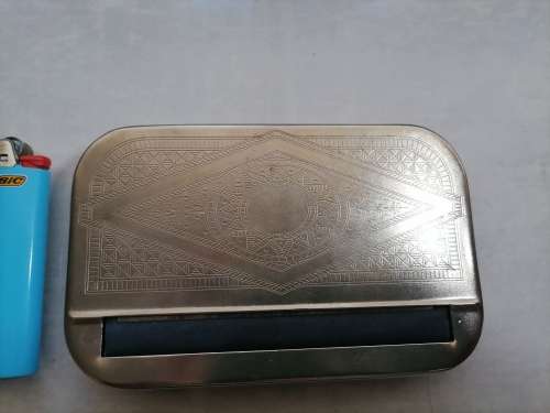 VINTAGE TABACCO HOLDER AND ROLLER WITH INGRAVINGS - AMAZING