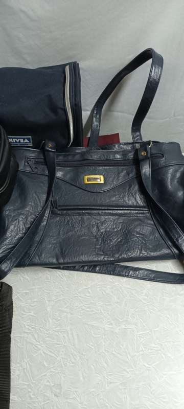 Whole lot of 14 hand bags!!