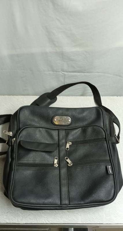 Whole lot of 14 hand bags!!