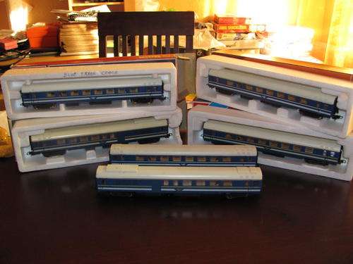 Lima Blue train coaches set
