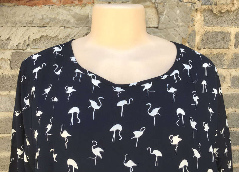 3/4 Sleeve Curved Hem Crane Pattern Top Size 42-44 Dark Blue