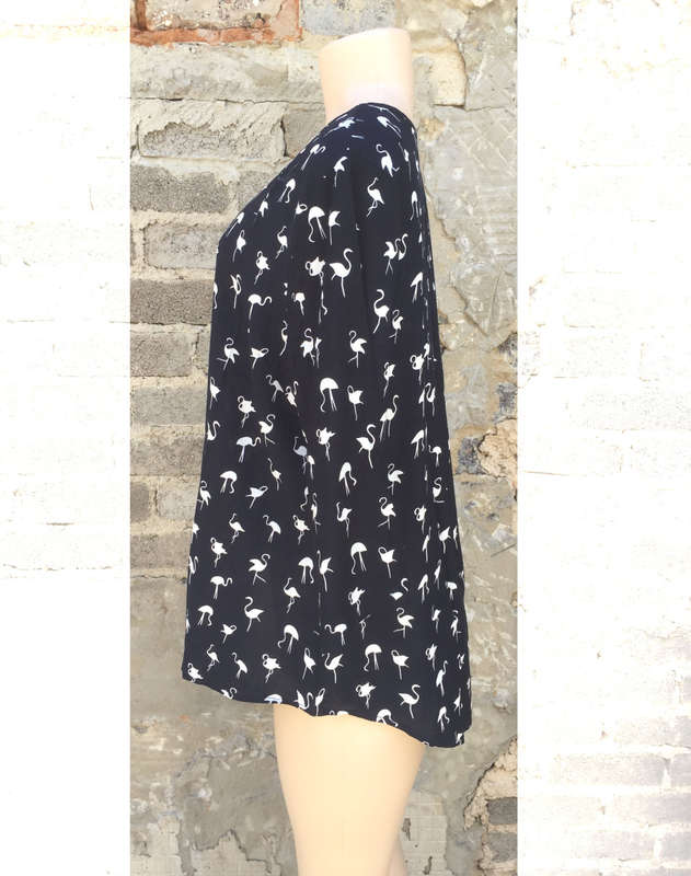 3/4 Sleeve Curved Hem Crane Pattern Top Size 42-44 Dark Blue
