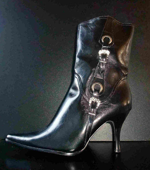Black Buckle Detail Boots . Design Italy . Size : 7