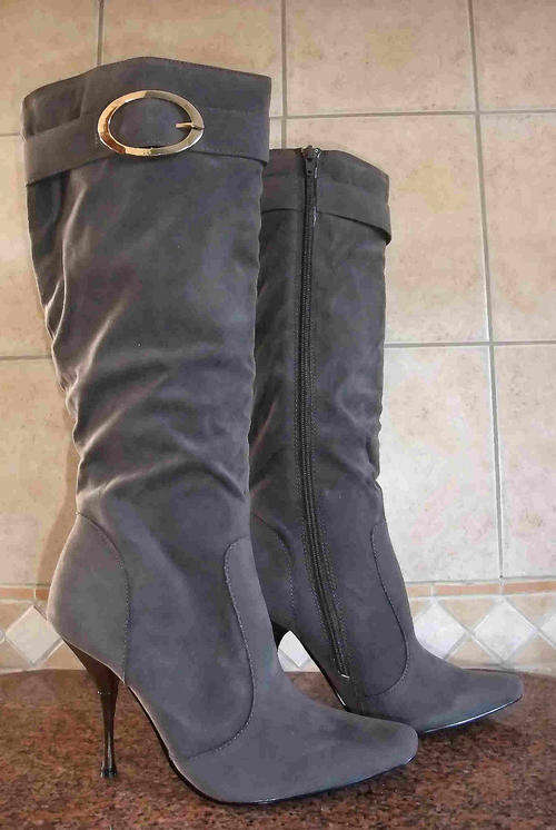 GREY KNEE HIGH BOOTS WITH BUCKLE DETAIL - SIZE 5