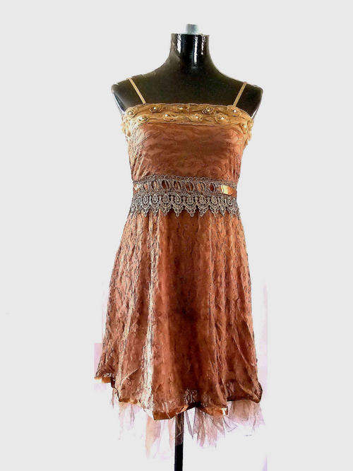 FLIRTY ELEGANT LACE DRESS SATIN BELT CAMEL SIZE: 32/34