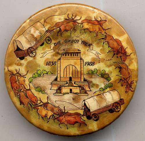 Lapelwapen met Voortrekkermonument en 2 ossewaens met osse (Die Groot Trek 1838-1988)