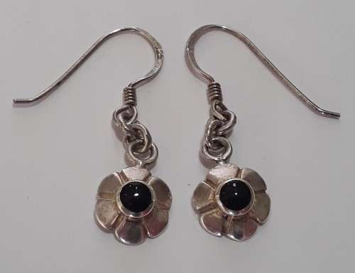 A gorgeous pair of solid silver earrings with flower motif.  Superb!!!