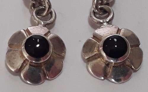 A gorgeous pair of solid silver earrings with flower motif.  Superb!!!