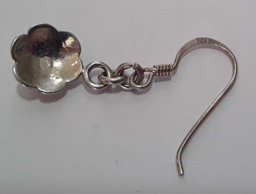 A gorgeous pair of solid silver earrings with flower motif.  Superb!!!