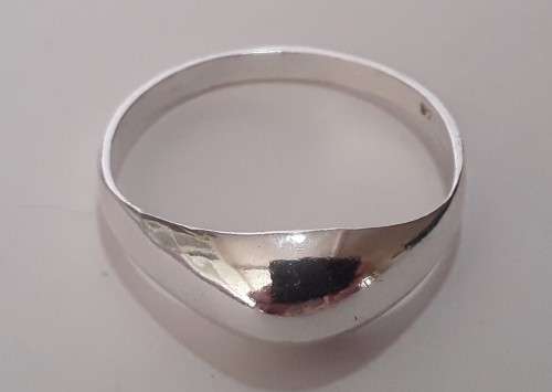 A lovely vintage solid sterling silver dome ring.  *R1 bid!!!*