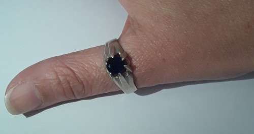 A vintage solid sterling silver `claw` ring with faceted blue stone.  *R1 bid!!!*
