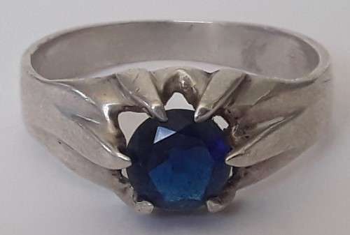 A vintage solid sterling silver `claw` ring with faceted blue stone.  *R1 bid!!!*