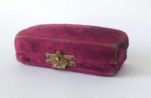 A vintage gold-plated brooch with genuine pearl in old box.  *R1 bid!!!*