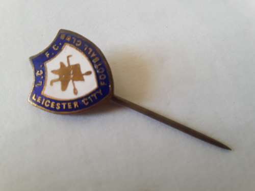 Collection of 8 x vintage football club pin badges. 1 bid takes all!