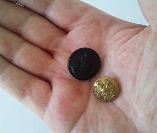 King`s Africa Rifles large button and WW1 British Army small button