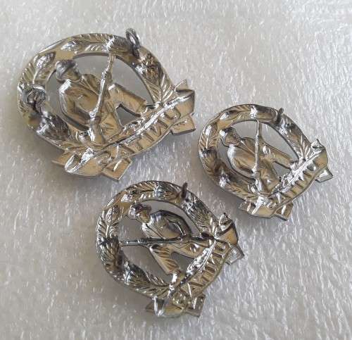 SADF Unitas Commando Badge Set (Silver Metal). Cap and 2 x Collar. Lugs / Pins intact.