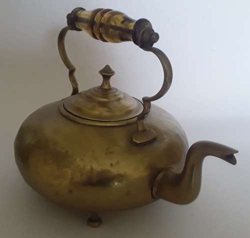 Antique Solid Brass Shallow-Shaped Toddy Kettle With Glass Handle. H: 22,5 cm.