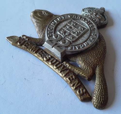 WW2 Canadian Royal 22nd Regiment Cap Badge - King`s Crown. No pins.