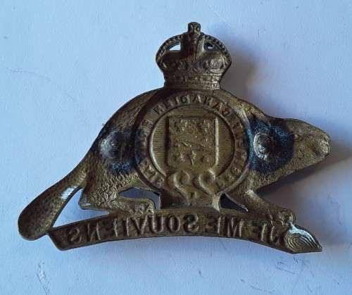 WW2 Canadian Royal 22nd Regiment Cap Badge - King`s Crown. No pins.