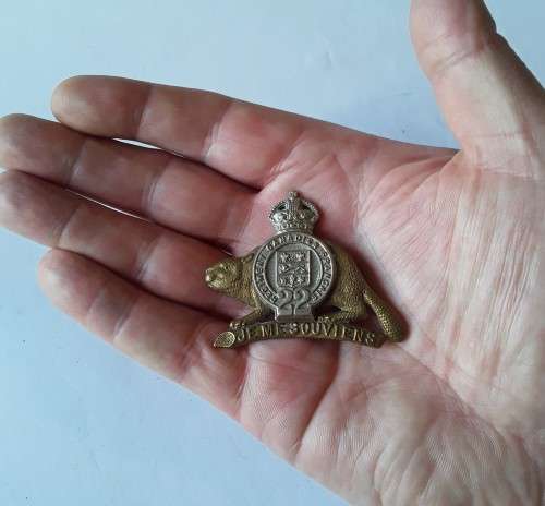WW2 Canadian Royal 22nd Regiment Cap Badge - King`s Crown. No pins.