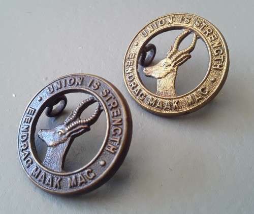 Pair Of WW2 SA Infantry Collar Badges. Light Bronze And Dark Bronze. Lugs Intact.