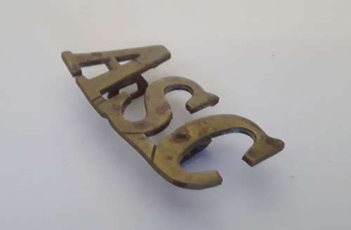 WW1 British Army Service Corps Brass Shoulder Title.  Lugs Intact.